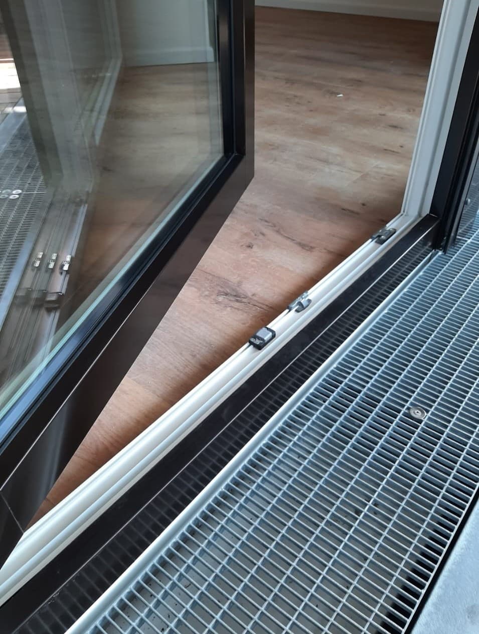 Reinigungsergebnis an einem Fensterrahmen und Übergangsbereich – nach der Reinigung