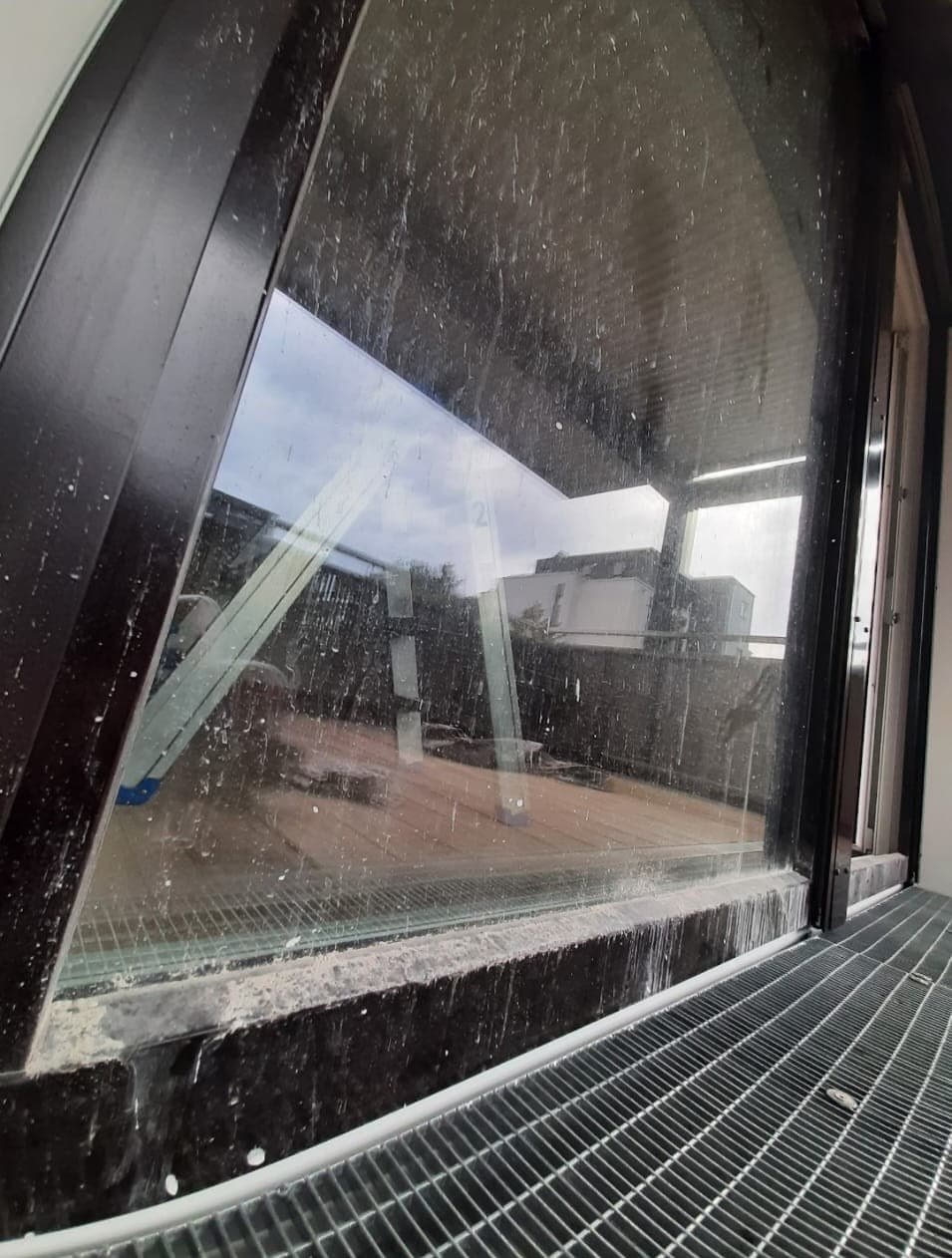 Große Glasfläche mit erhöhtem Zugang vor der dokumentierten Reinigung