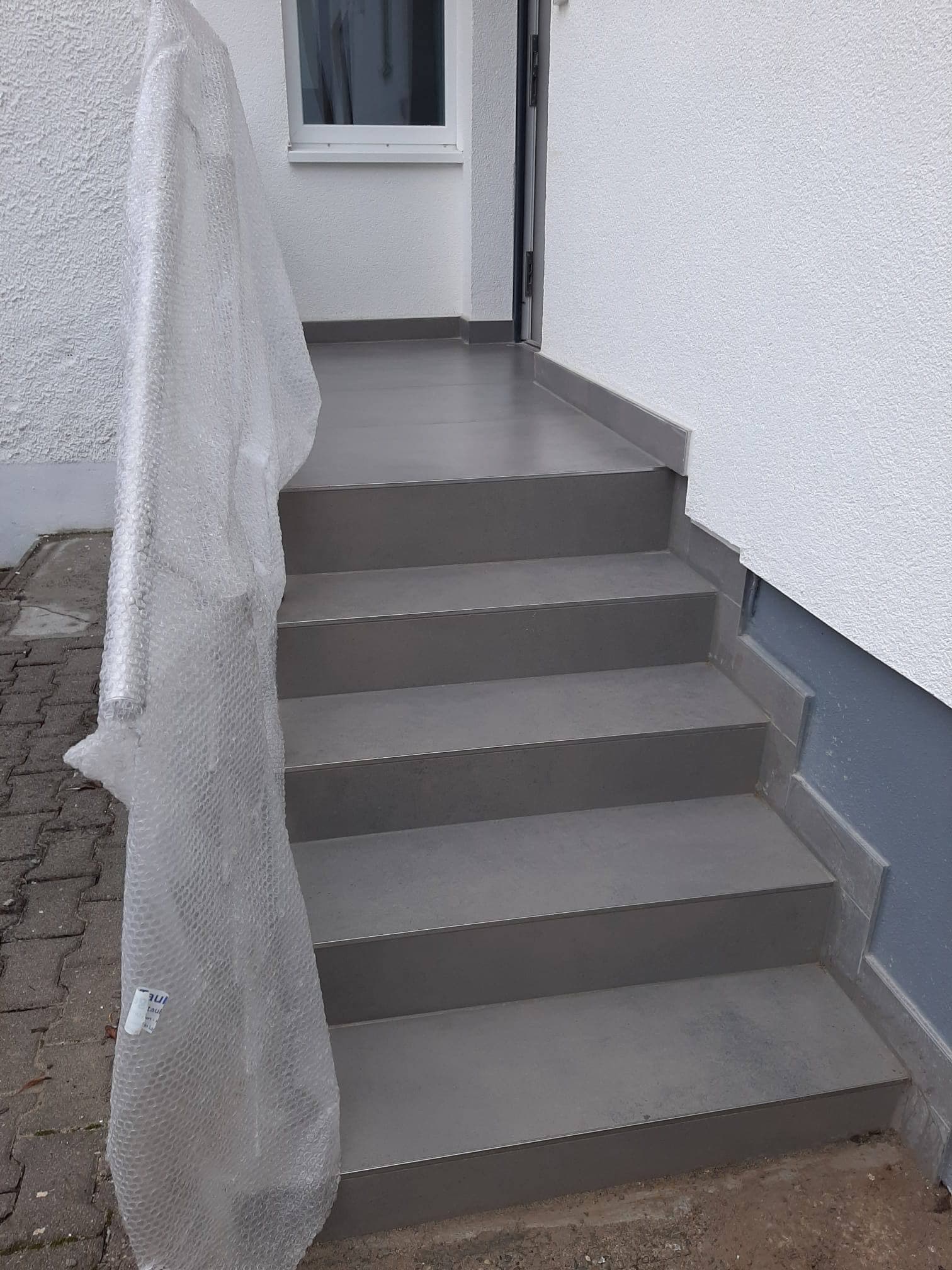 Gepflegter Eingangs- und Treppenbereich eines realen Tina-Objekts