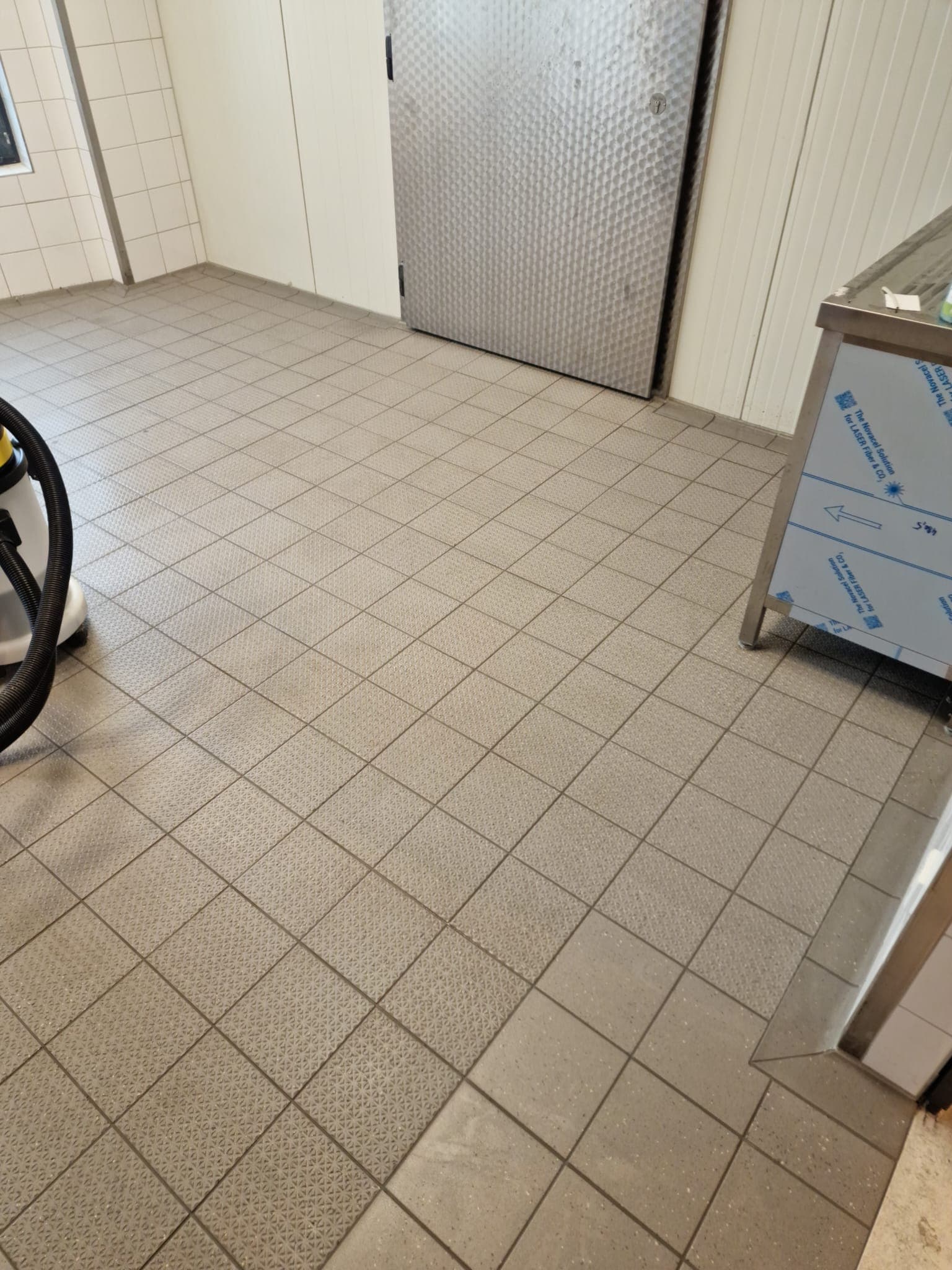 Innenraum während einer Tina-Reinigungsarbeit