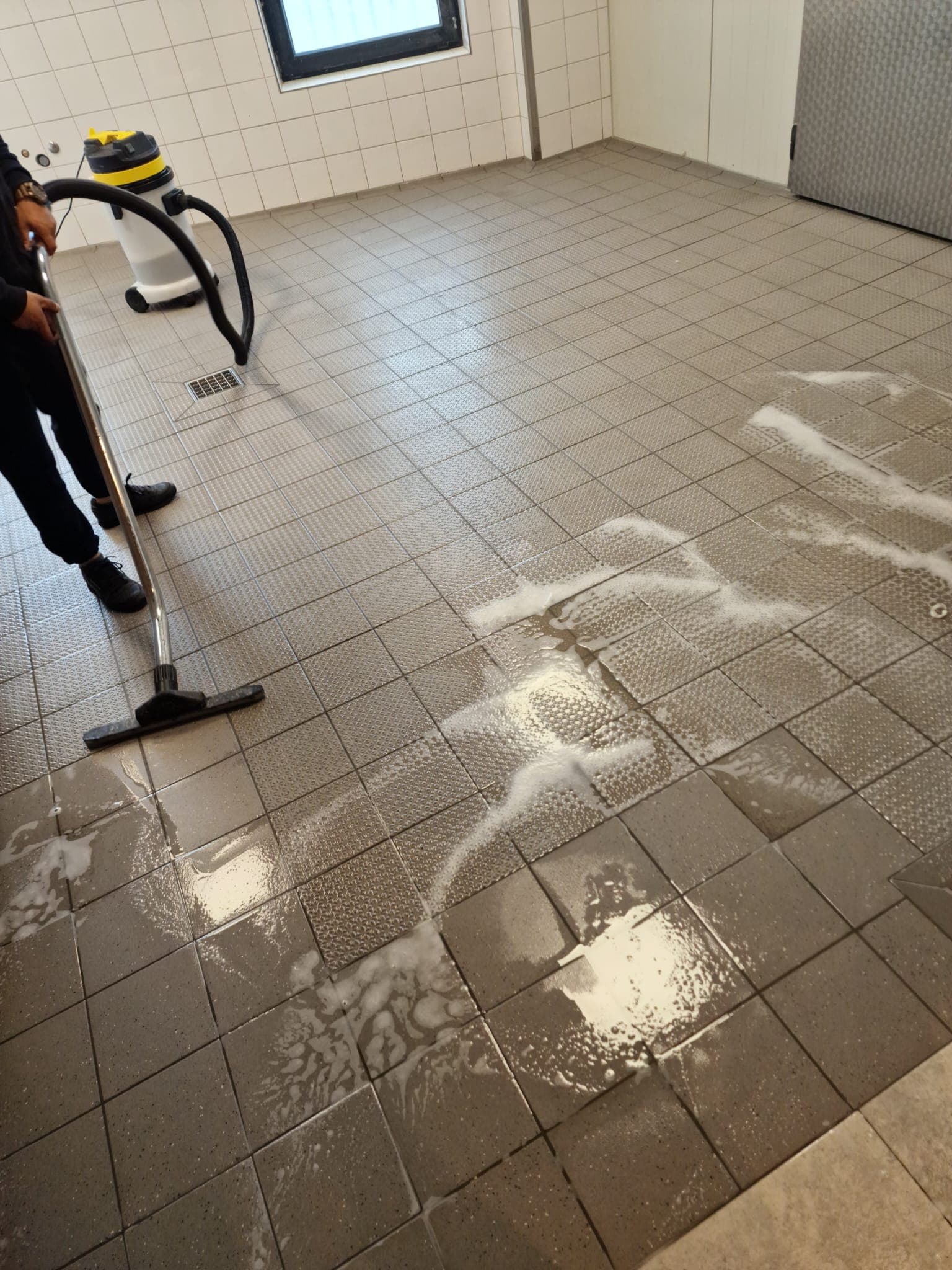 Mitarbeiter bei der Reinigung einer Bodenfläche
