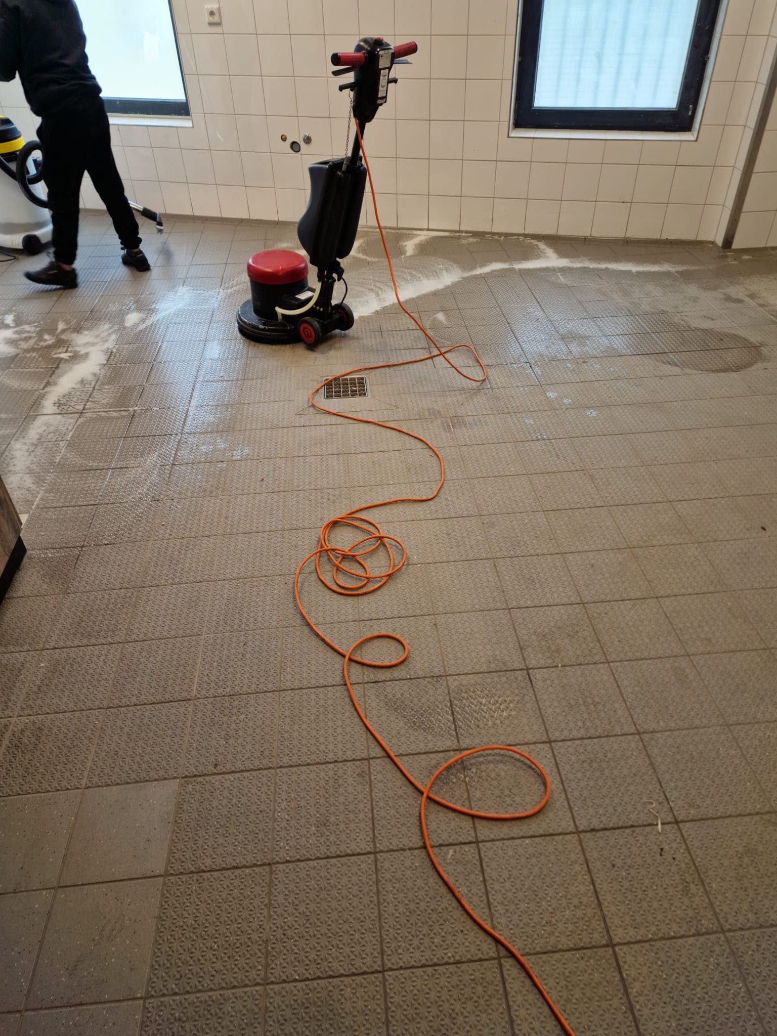 Reinigungsgerät bei einer Bodenreinigung