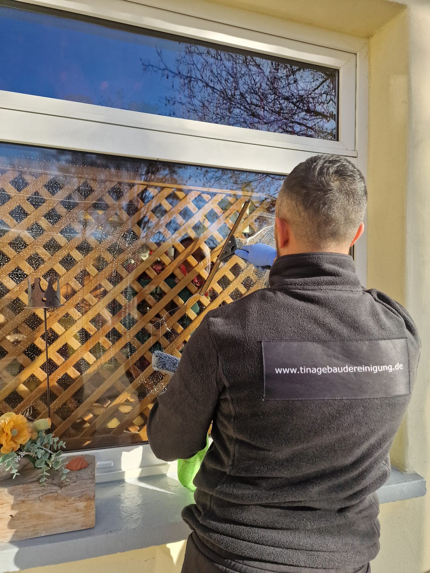 Mitarbeiter von Tina Gebäudereinigung bei der Fensterreinigung